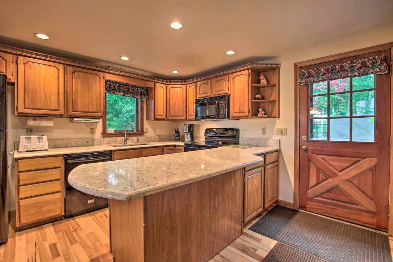 Waterfront New England House On Wickaboag Lake! West Brookfield المظهر الخارجي الصورة