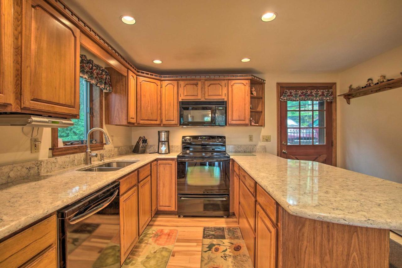 Waterfront New England House On Wickaboag Lake! West Brookfield المظهر الخارجي الصورة