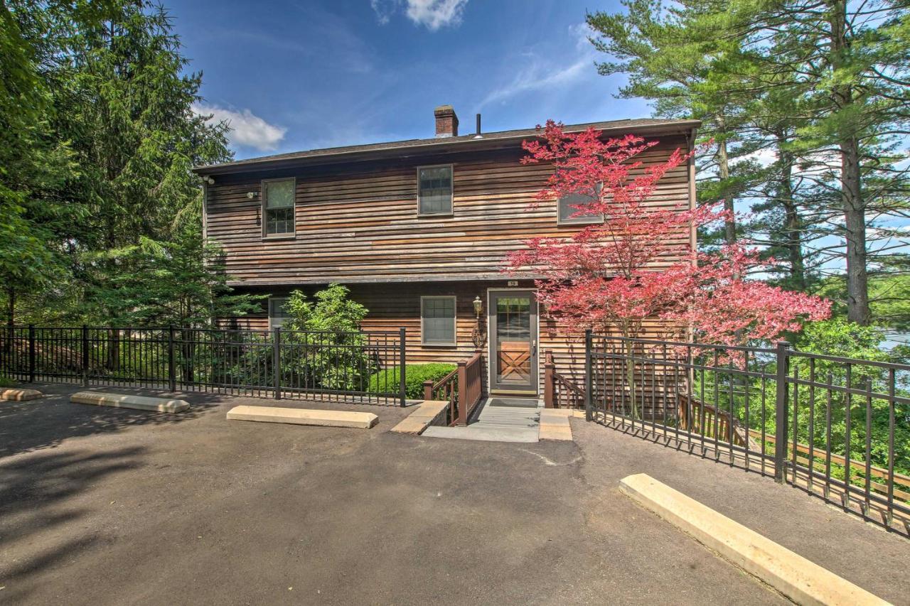 Waterfront New England House On Wickaboag Lake! West Brookfield المظهر الخارجي الصورة